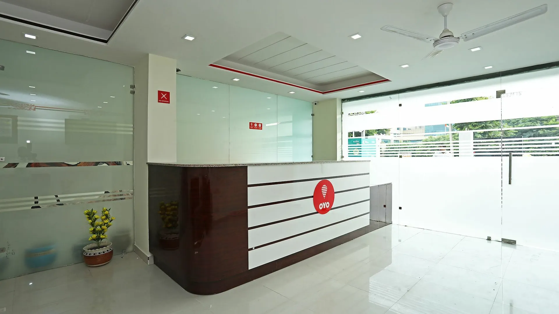 Oyo 9380 Star Rooms Badshahpur 3*,  Indie