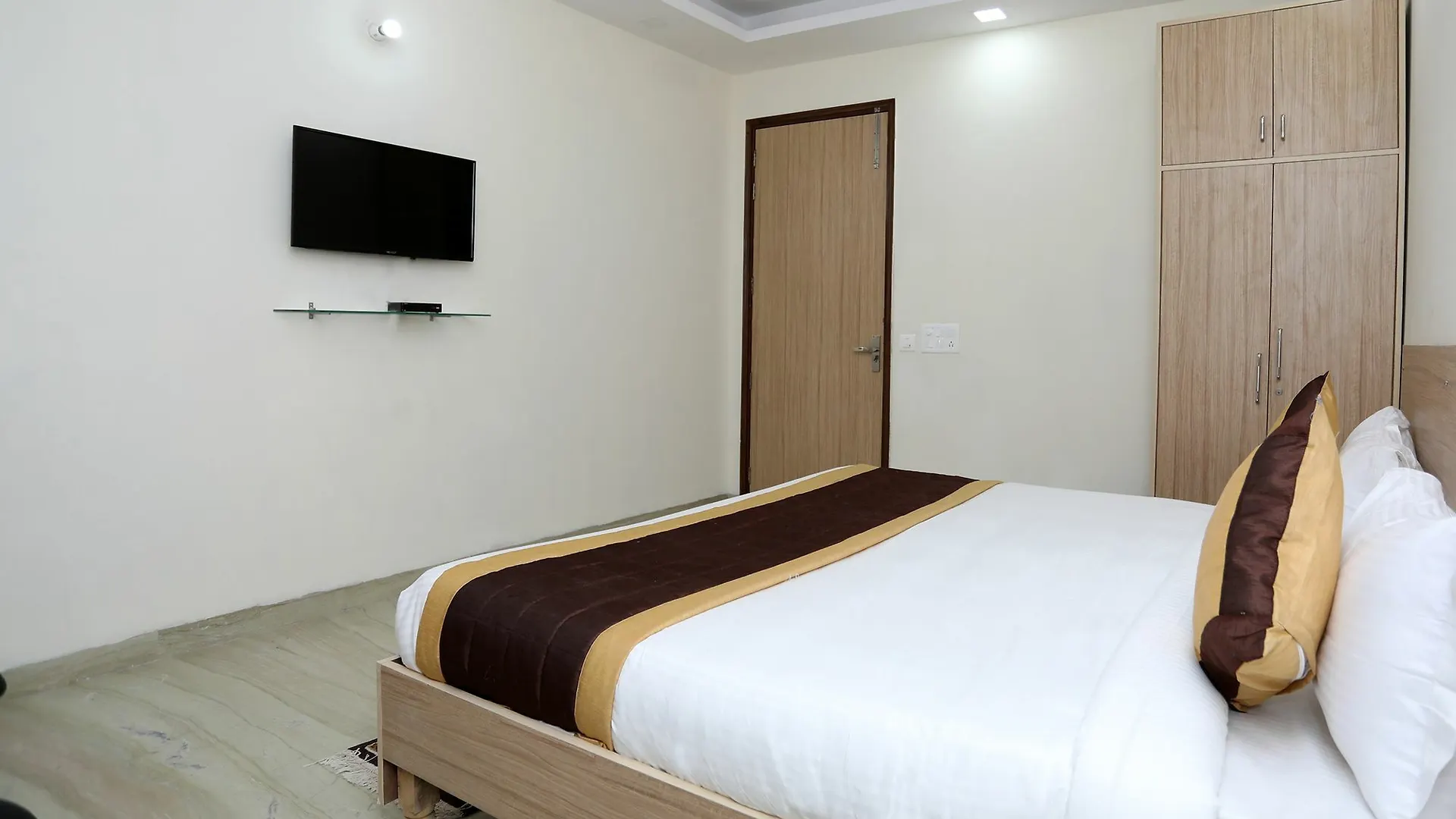 Oyo 9380 Star Rooms Badshahpur 3*,  Indie