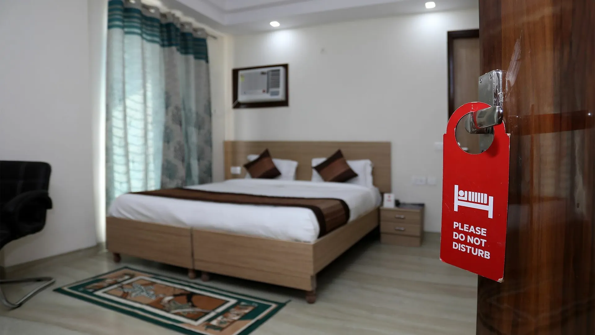 Oyo 9380 Star Rooms Badshahpur Hotel